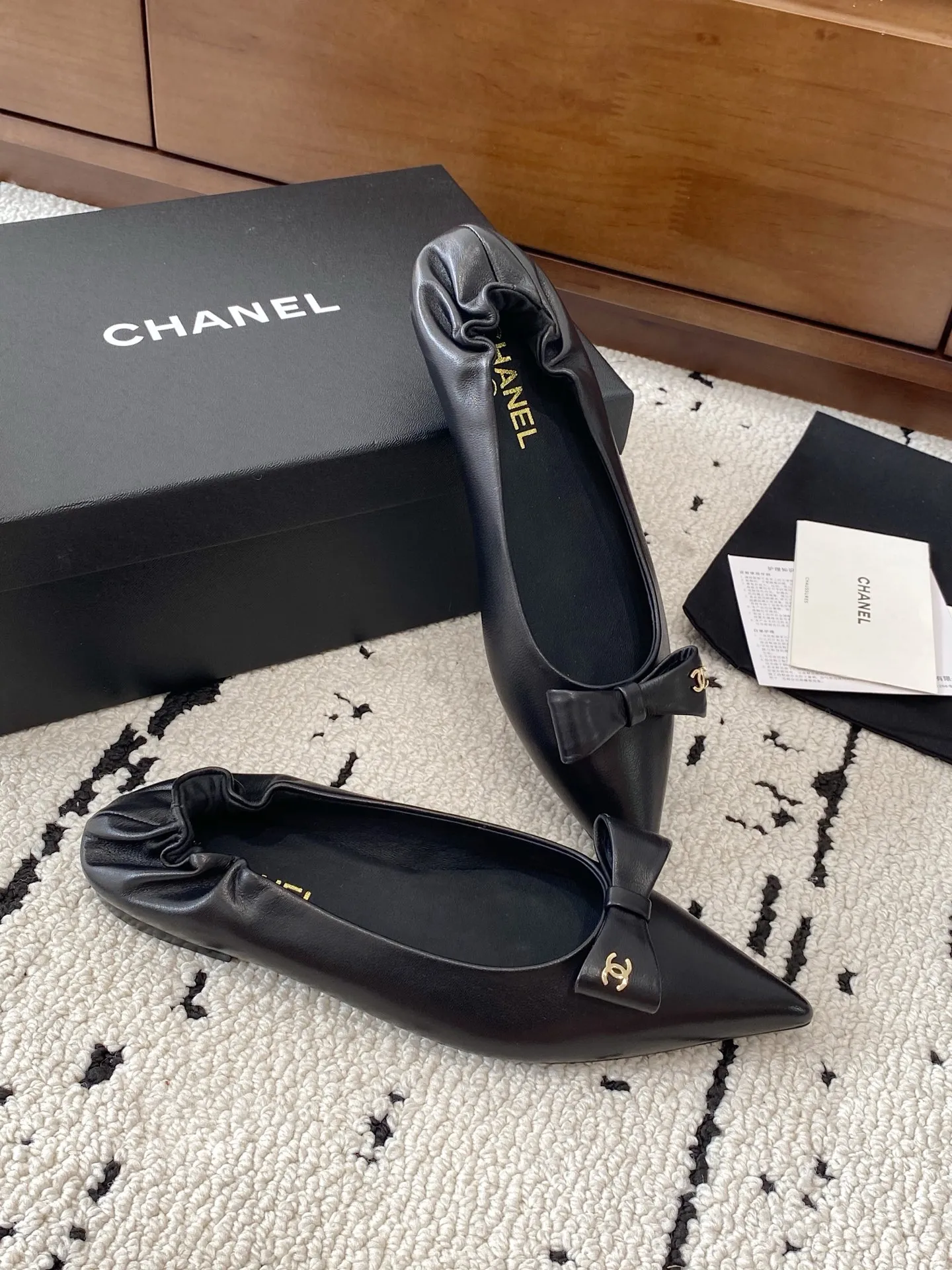 👟👟Ex-factory price 600👟👟 🍀CHANEL25A spring and summer latest bow fashion shoes. Many Internet celebrity fashion bloggers have planted grass. They are high-end and comfortable, matching the skirts of goddesses. Irregular small pointed toes, full of fashion and femininity. The exclusive flat heels of the evening series have completely impressed me throughout the season's lookbook. They are simple and yet detailed, easy to wear and not tiring on the feet. Upper: imported cowhide, lining: mixed sheepskin, sole: Italian genuine leather outsole Size: 35-41 (custom-made 40-41 non-returnable) 👉